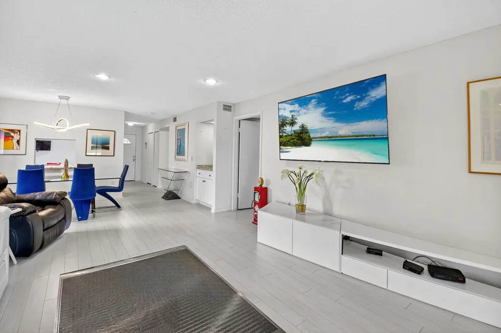 8 Stratford Drive E Boynton Beach FL 33436