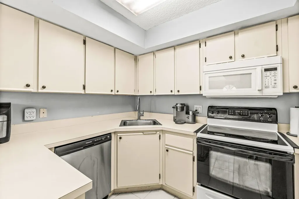 3900 Village Drive Delray Beach FL 33445
