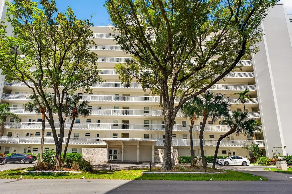 2555 NE 11th Street Fort Lauderdale FL 33304