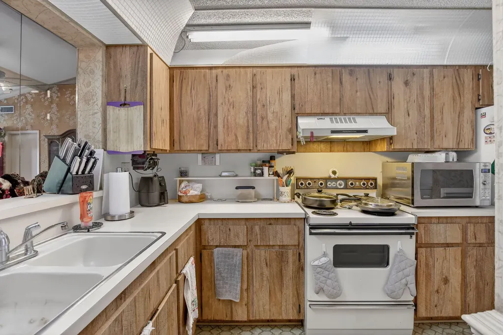 8957 NW 44th Court Sunrise FL 33351