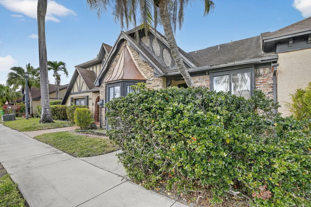 8957 NW 44th Court Sunrise FL 33351