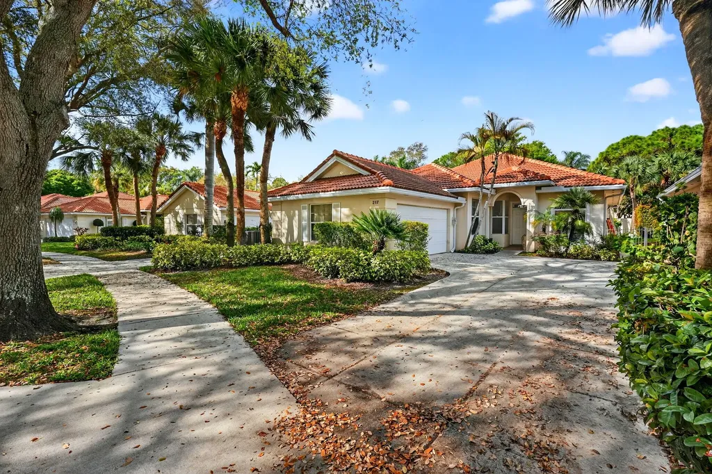 217 E Tall Oaks Circle Palm Beach Gardens FL 33410