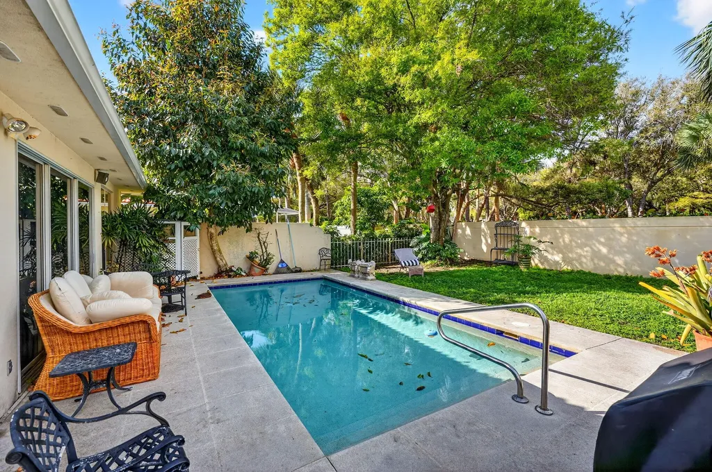 217 E Tall Oaks Circle Palm Beach Gardens FL 33410