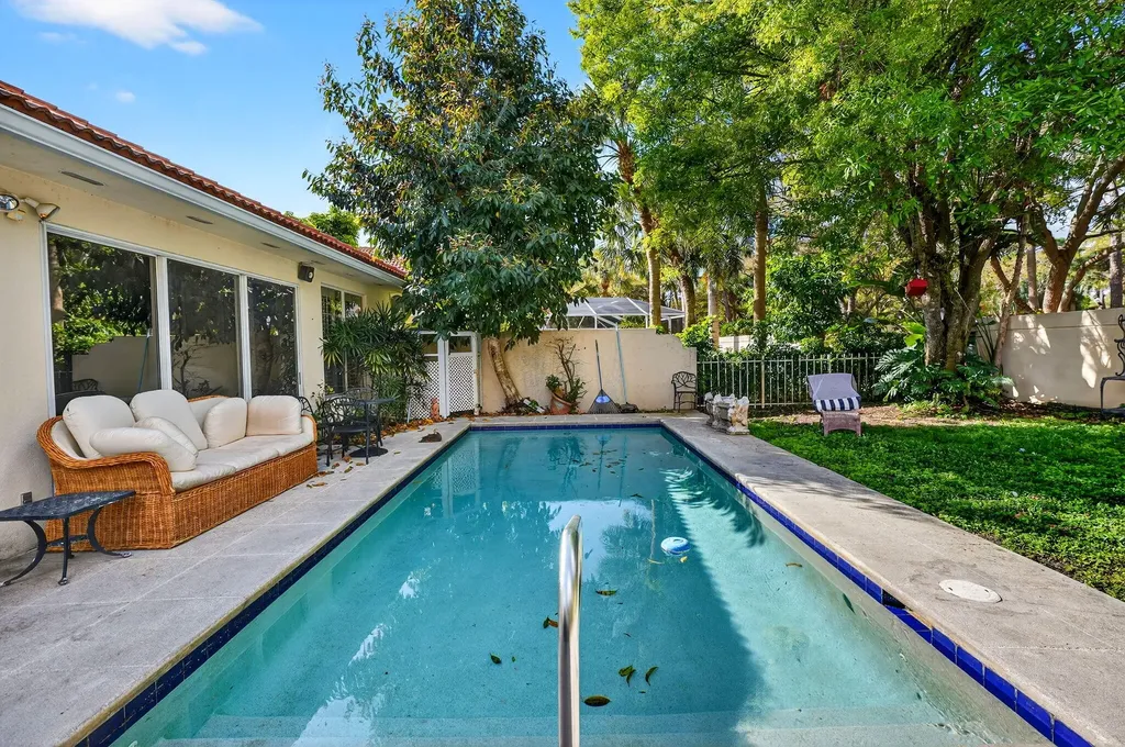 217 E Tall Oaks Circle Palm Beach Gardens FL 33410