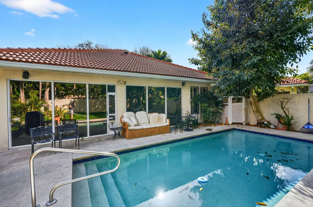 217 E Tall Oaks Circle Palm Beach Gardens FL 33410