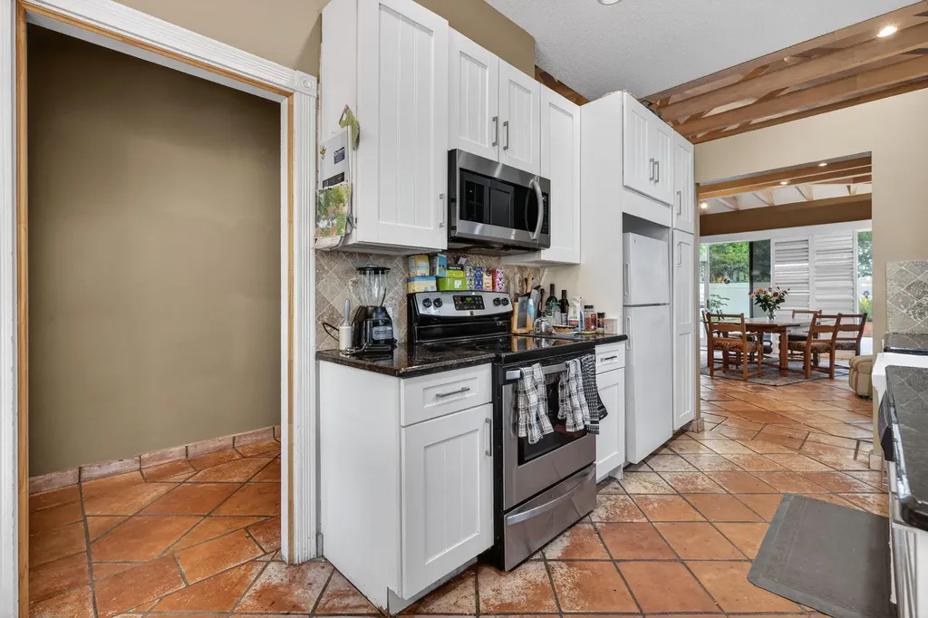 217 E Tall Oaks Circle Palm Beach Gardens FL 33410