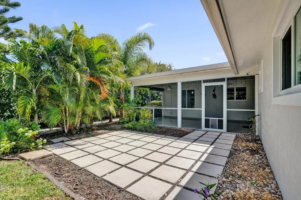 2673 SW 14th Court Deerfield Beach FL 33442