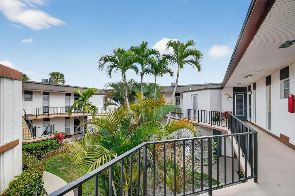 4 N Greenway Village Village N Royal Palm Beach FL 33411