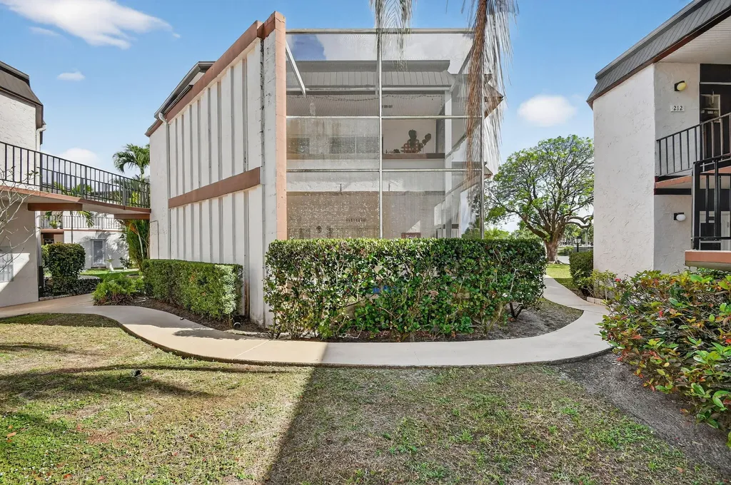 4 N Greenway Village Village N Royal Palm Beach FL 33411