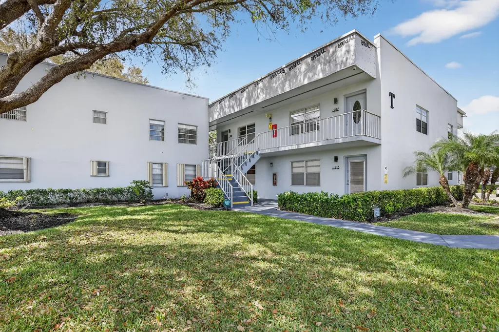 944 Normandy Trail Delray Beach FL 33484