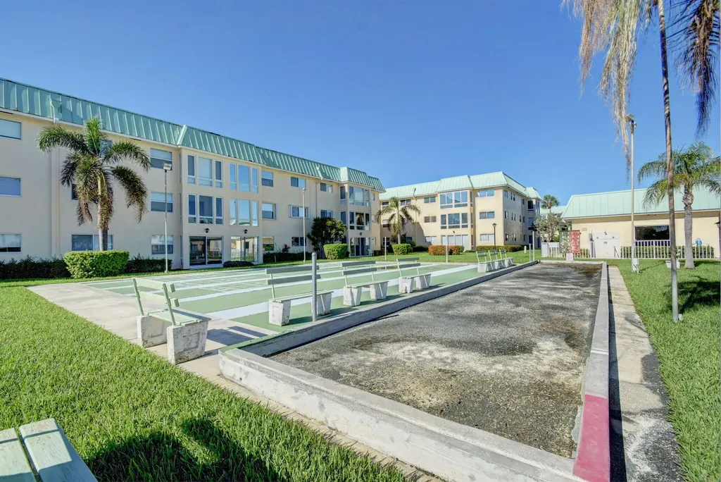 18 Colonial Club Drive Boynton Beach FL 33435