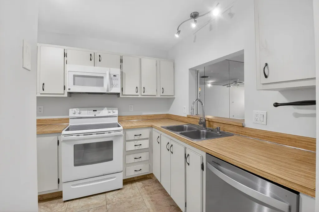 2911 SW 21st Terrace Delray Beach FL 33445