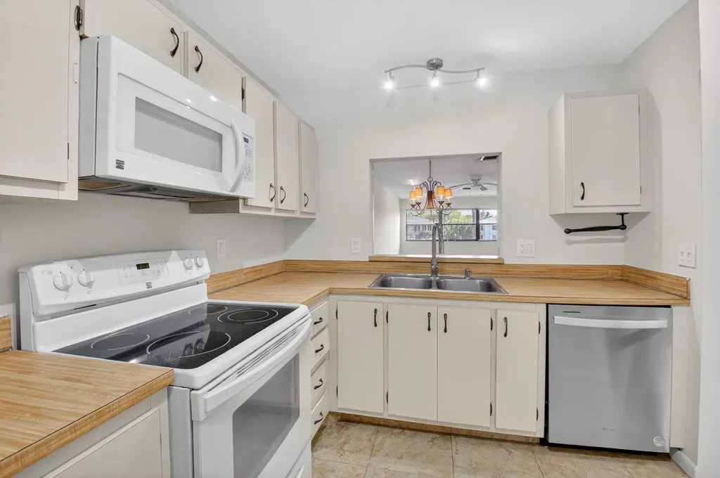 2911 SW 21st Terrace Delray Beach FL 33445