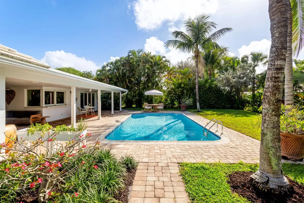 2720 Cardinal Circle Gulf Stream FL 33483