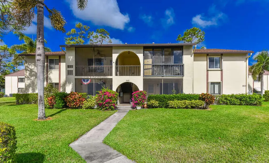 305 Knotty Pine Circle Greenacres FL 33463