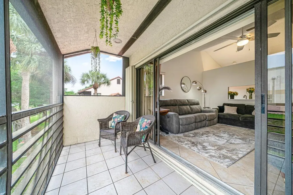 16 Via De Casas Sur Boynton Beach FL 33426