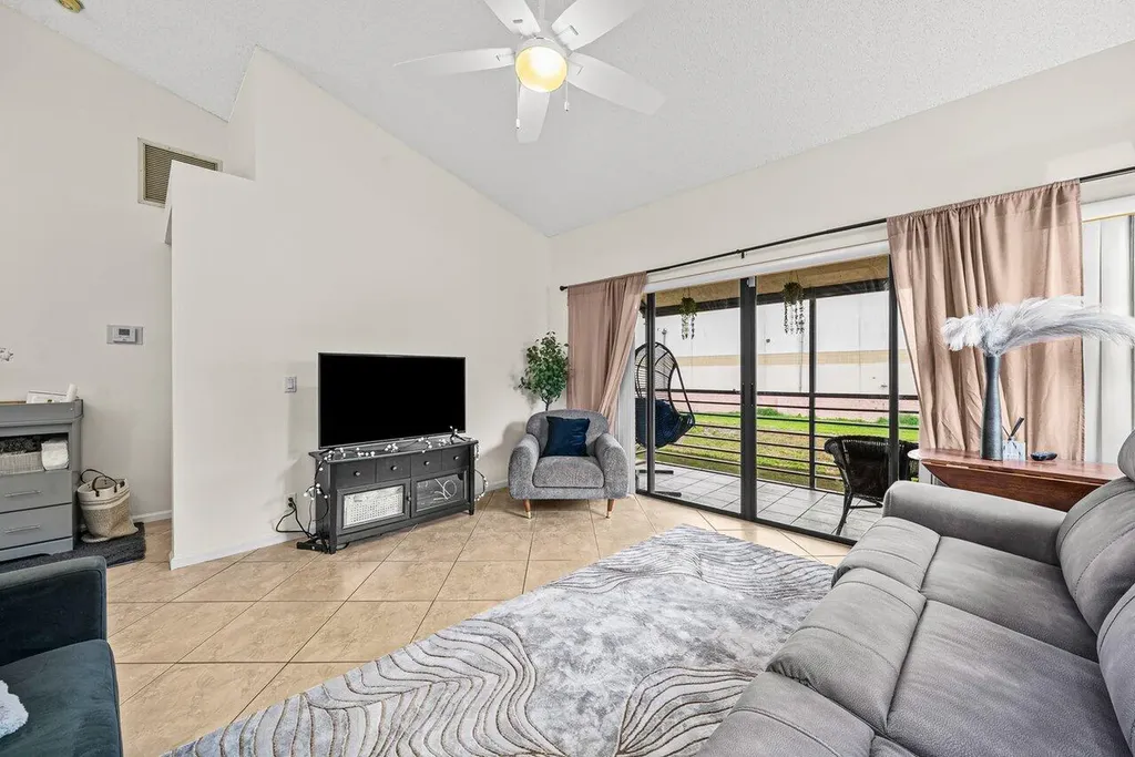 16 Via De Casas Sur Boynton Beach FL 33426