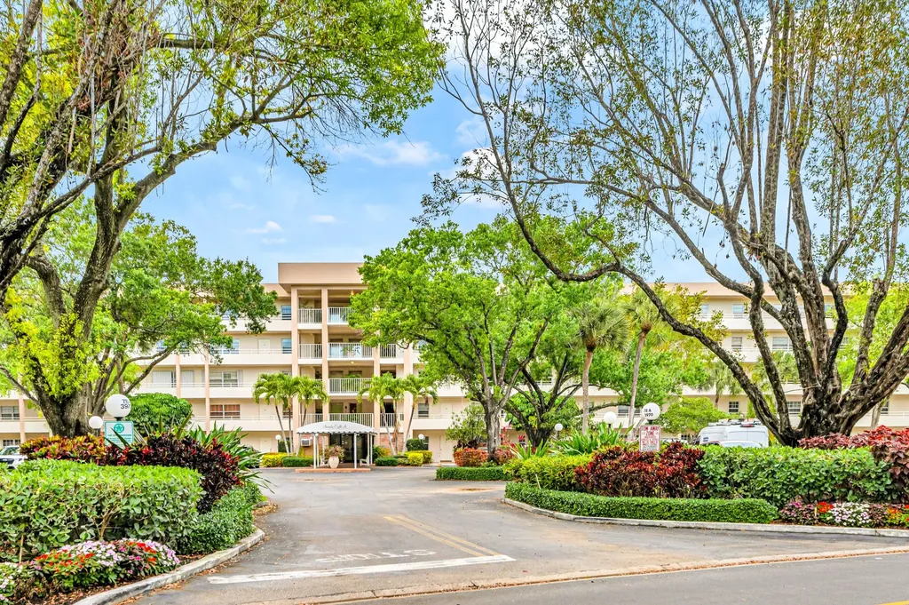 3970 Oaks Clubhouse Drive Pompano Beach FL 33069