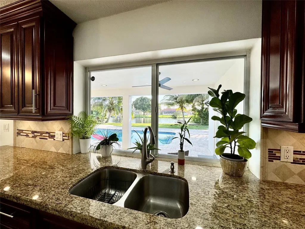 481 W Tropical Way Plantation FL 33317