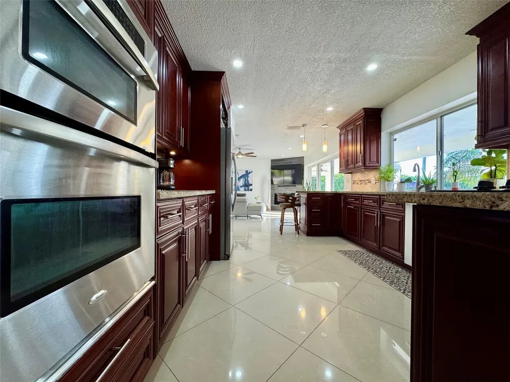 481 W Tropical Way Plantation FL 33317