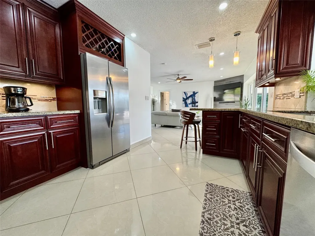 481 W Tropical Way Plantation FL 33317