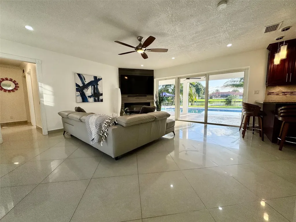 481 W Tropical Way Plantation FL 33317