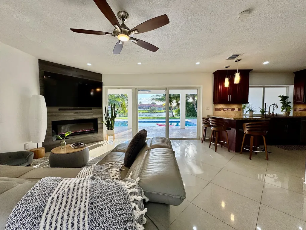 481 W Tropical Way Plantation FL 33317