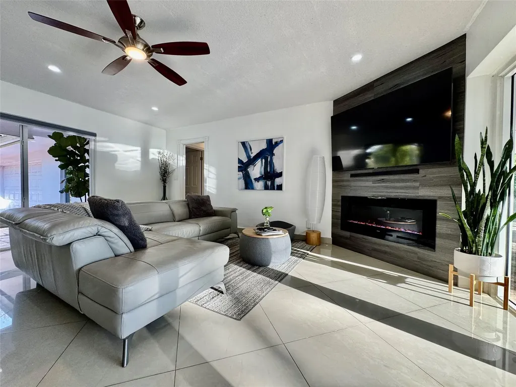 481 W Tropical Way Plantation FL 33317