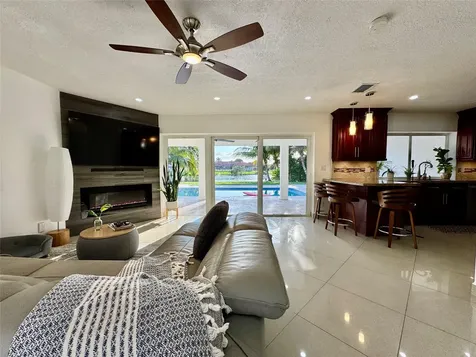 481 W Tropical Way Plantation FL 33317
