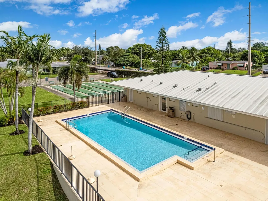 220 Country Lane Boynton Beach FL 33435
