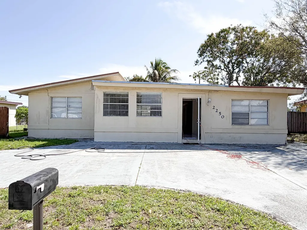 2250 NW 27th Street Oakland Park FL 33311