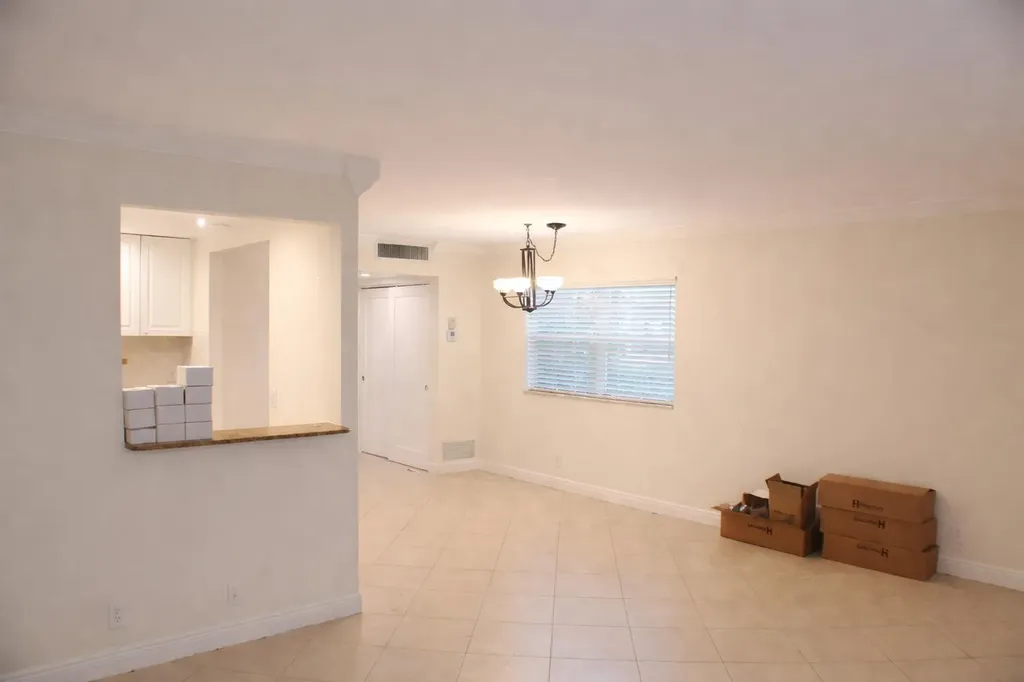 638 Saxony N Delray Beach FL 33446