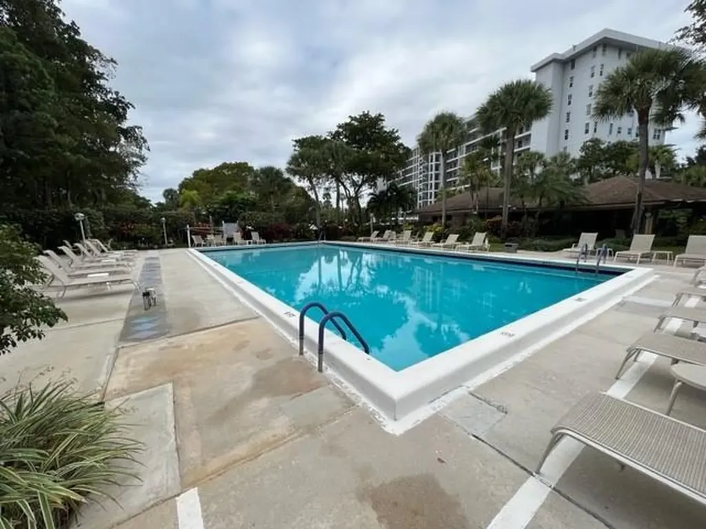 625 Oaks Drive Pompano Beach FL 33069