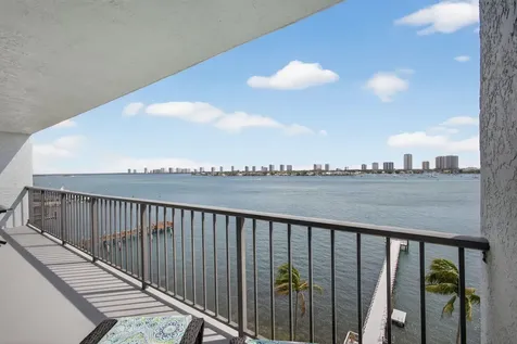 3040 Lake Shore Drive Riviera Beach FL 33404