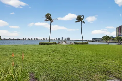 3040 Lake Shore Drive Riviera Beach FL 33404