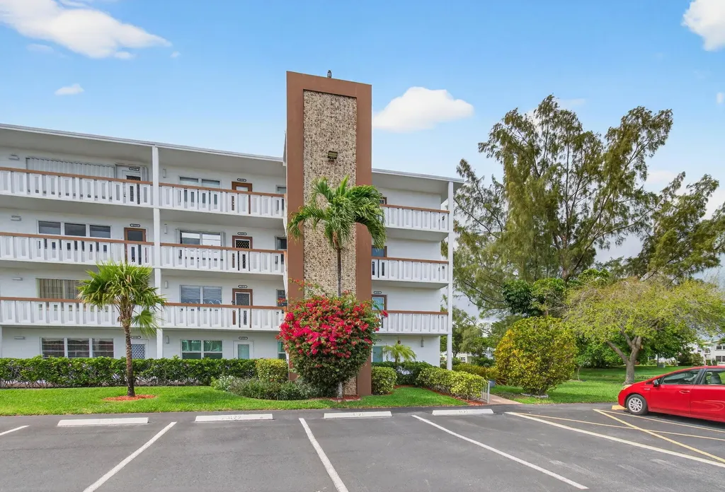 1121 Cambridge F Deerfield Beach FL 33442