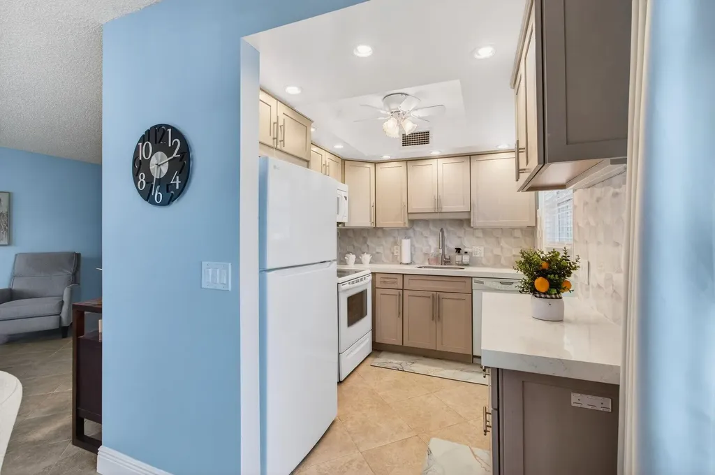 1121 Cambridge F Deerfield Beach FL 33442