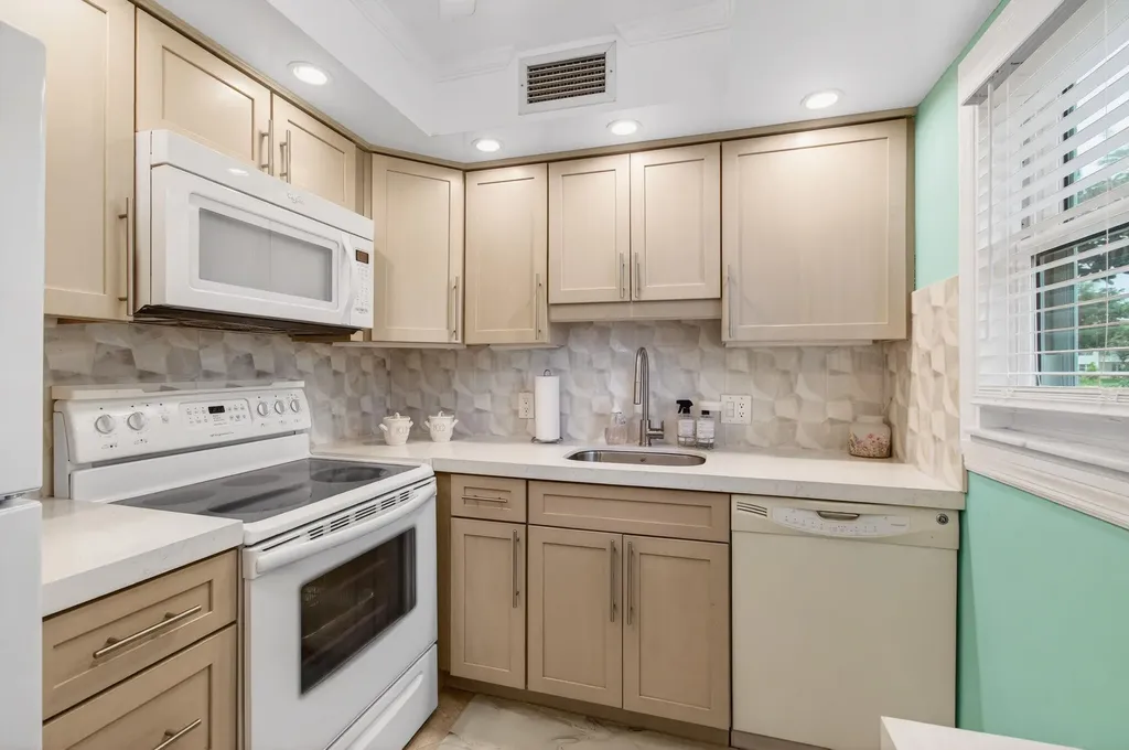 1121 Cambridge F Deerfield Beach FL 33442