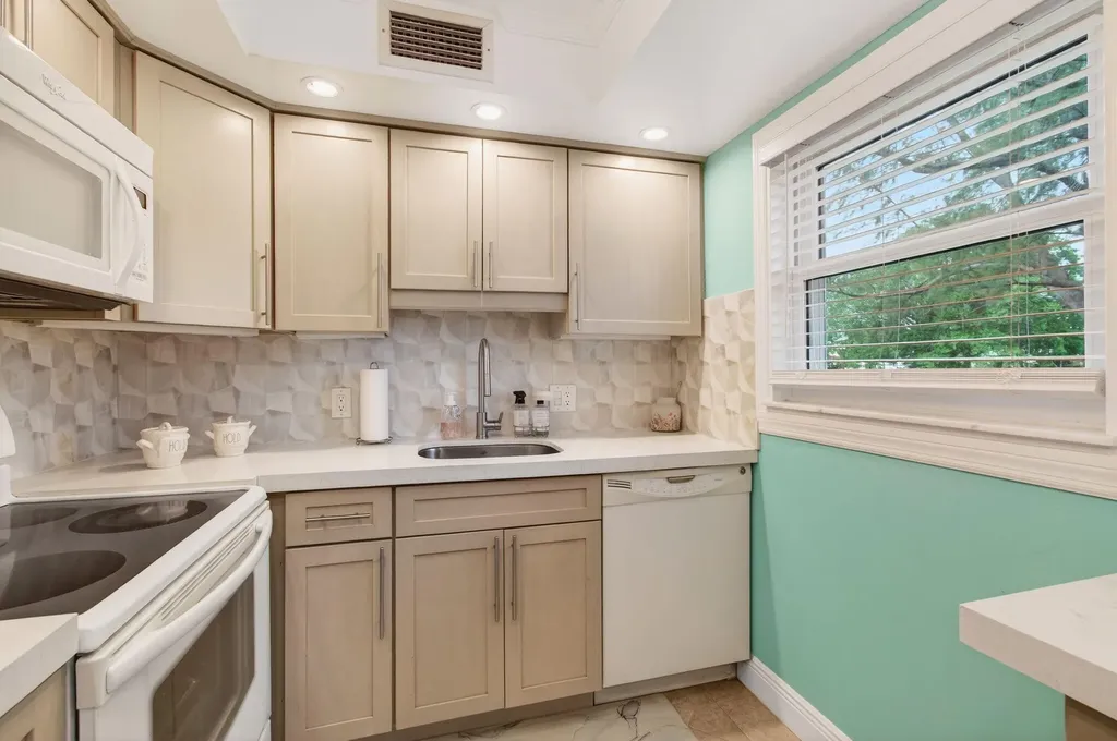 1121 Cambridge F Deerfield Beach FL 33442