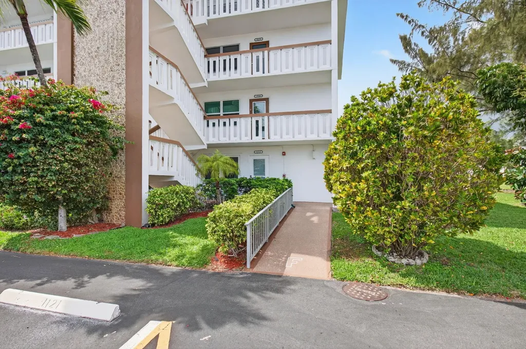 1121 Cambridge F Deerfield Beach FL 33442