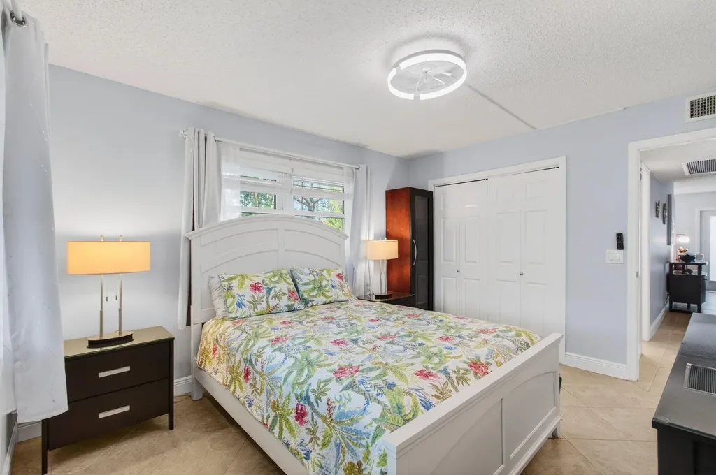 1121 Cambridge F Deerfield Beach FL 33442