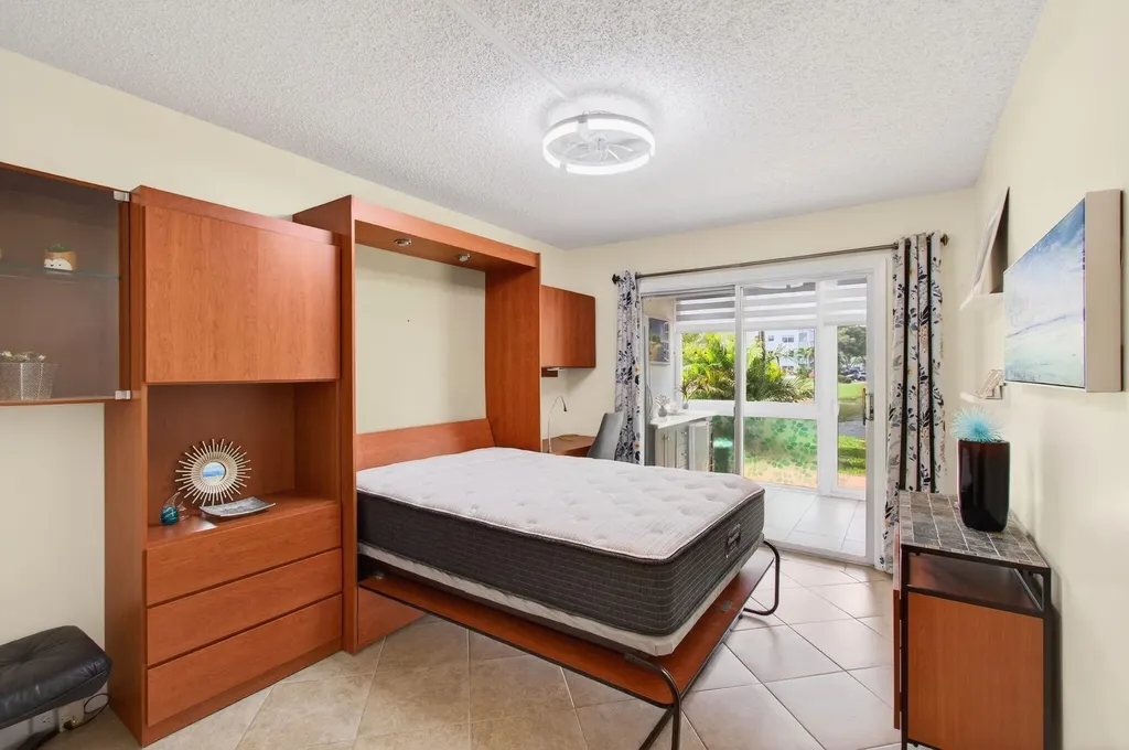 1121 Cambridge F Deerfield Beach FL 33442