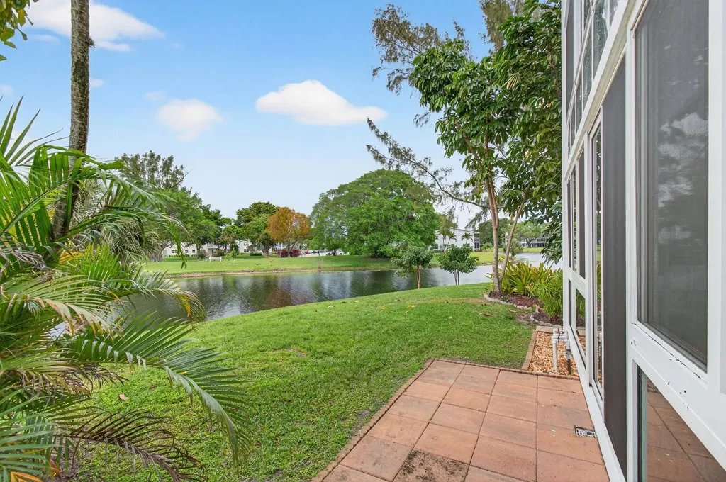 1121 Cambridge F Deerfield Beach FL 33442