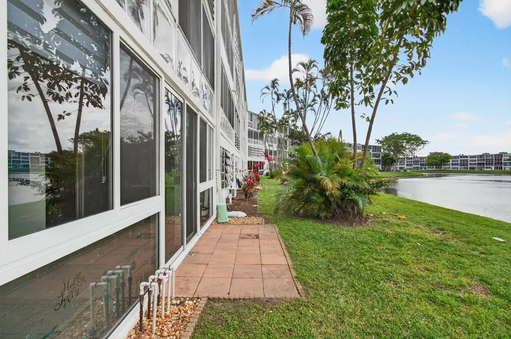 1121 Cambridge F Deerfield Beach FL 33442