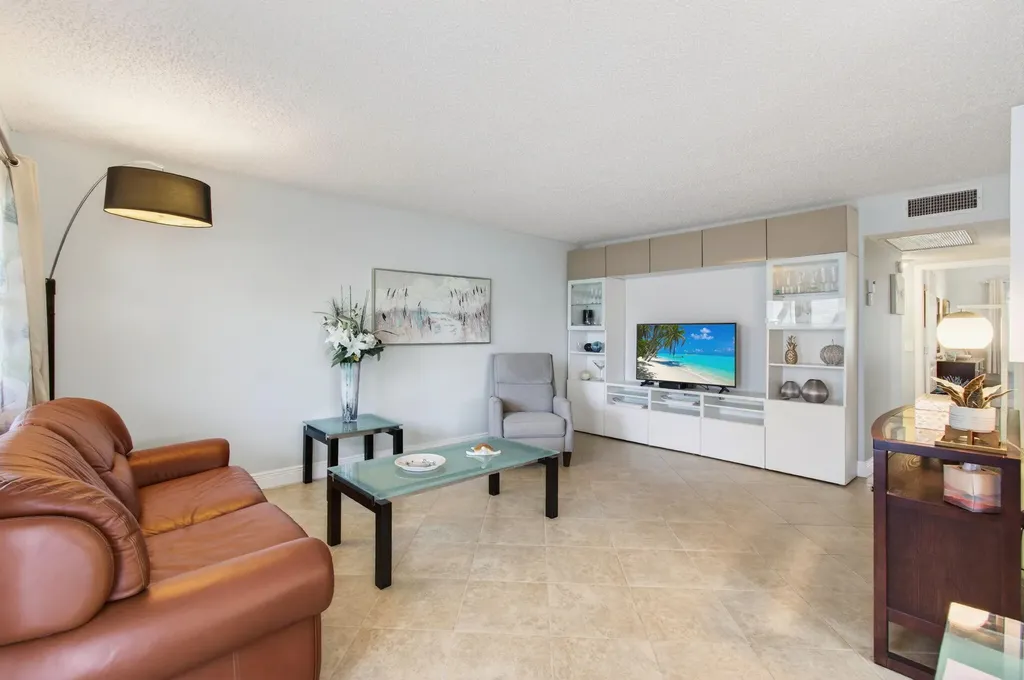 1121 Cambridge F Deerfield Beach FL 33442