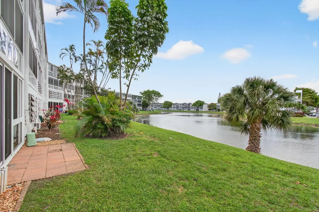 1121 Cambridge F Deerfield Beach FL 33442
