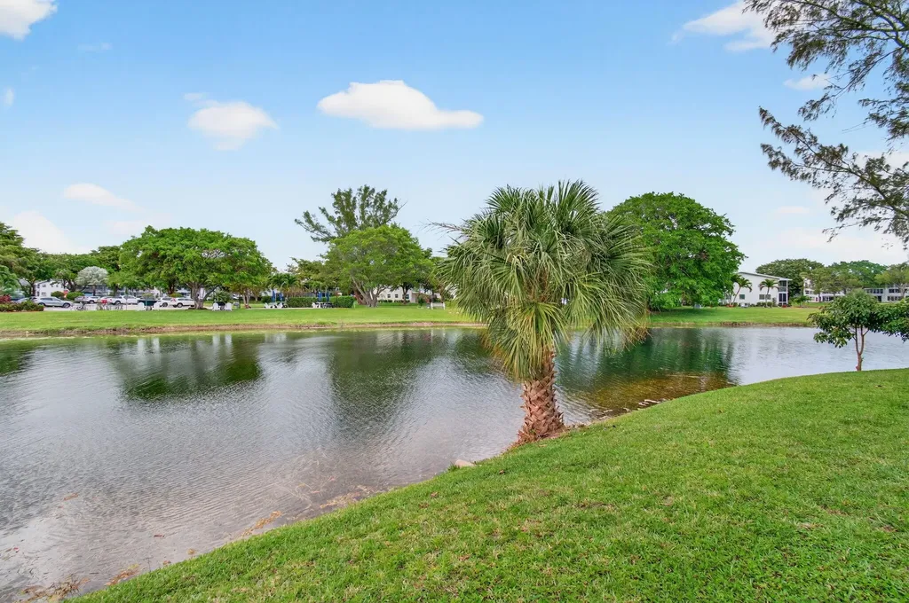 1121 Cambridge F Deerfield Beach FL 33442