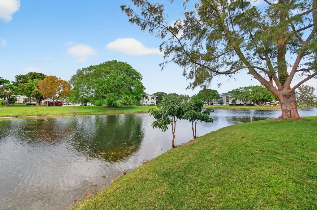 1121 Cambridge F Deerfield Beach FL 33442