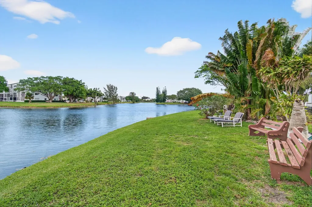 1121 Cambridge F Deerfield Beach FL 33442