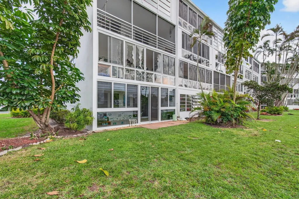 1121 Cambridge F Deerfield Beach FL 33442